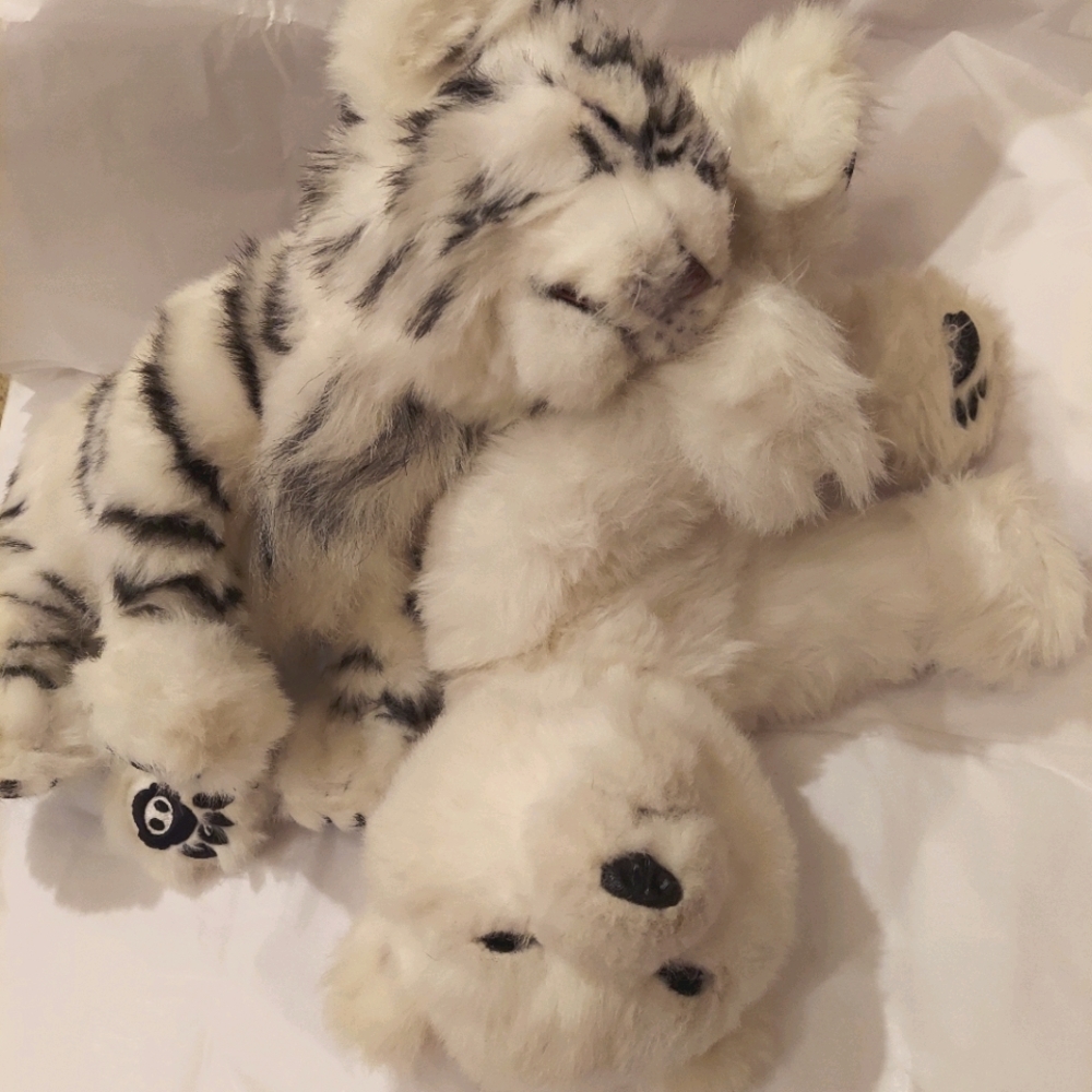 Wowwee Alive Bengal Tiger and Polar Bear Pair